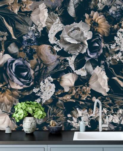dunkles Blumentapetenwandbild namens Vintage Flower Meadow von Andrea Haase für Schlafzimmer, Wohn- und Esszimmer
