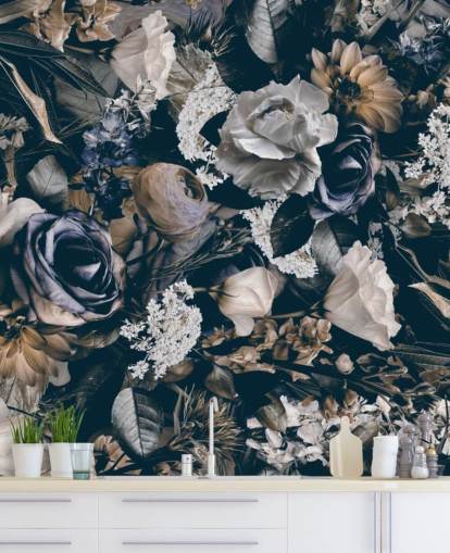mörk blommig tapetväggmålning kallad Vintage Flower Meadow av Andrea Haase för sovrum, vardagsrum och matsalar