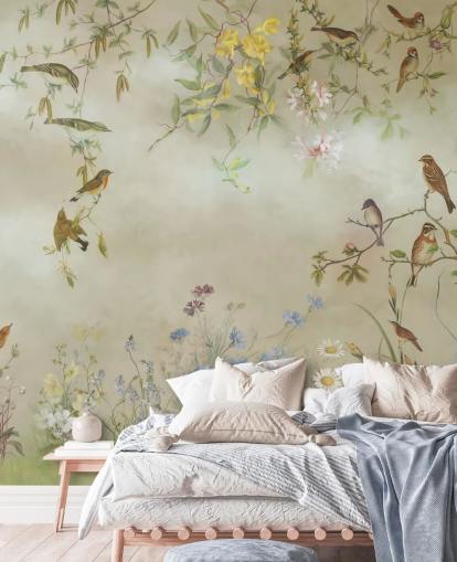 beigefarbene und hellgrüne Blumentapete namens Meadow von Marina Stupakova für Schlafzimmer