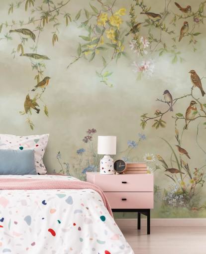 beigefarbene und hellgrüne Blumentapete namens Meadow von Marina Stupakova für Schlafzimmer