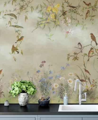 papier peint floral beige et vert clair appelé Meadow de Marina Stupakova pour les chambres