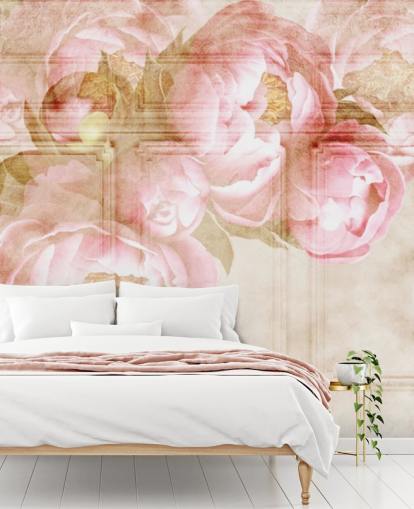 roze bloemen op beige lambrisering behang
