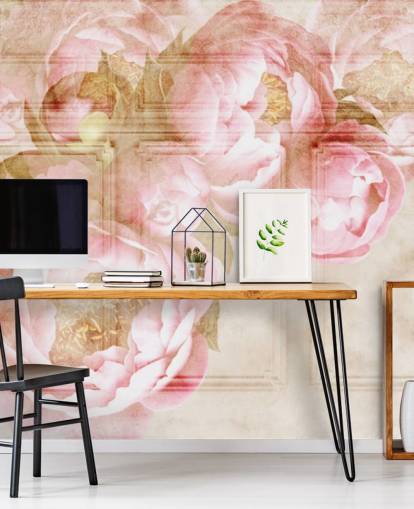 papel pintado de flores rosadas sobre paneles beige