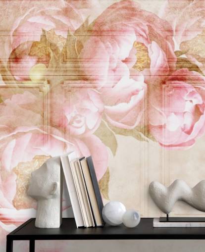 fleurs roses sur papier peint lambris beige