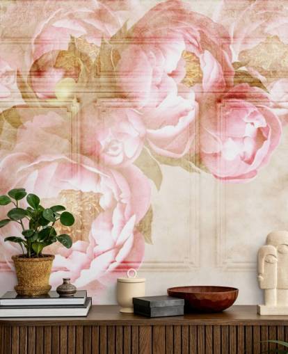 fleurs roses sur papier peint lambris beige