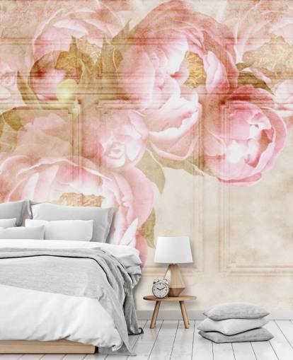 lyserøde blomster over beige paneler tapet
