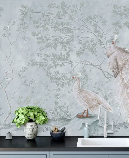 weiße Pfauen gegen Ente, Ei, blaue Chinoiserie-Tapete