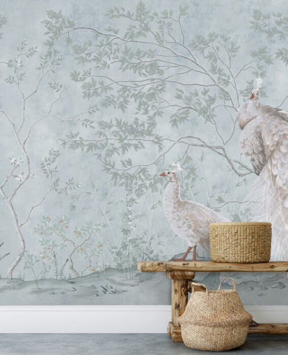 weiße Pfauen gegen Ente, Ei, blaue Chinoiserie-Tapete