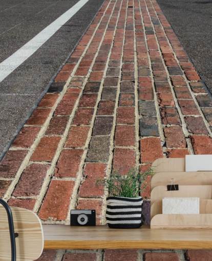 rood-grijze aanpasbare amerikaanse motorsport behangmuurschildering genaamd Kiss the Bricks at Indianapolis Motor Speedway voor tienerkamers en kantoren