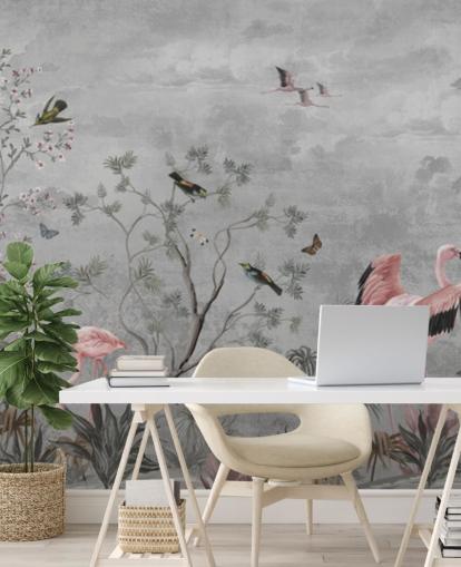 Grå skyet bakgrunn med grener og rosa blomster og flamingofugler