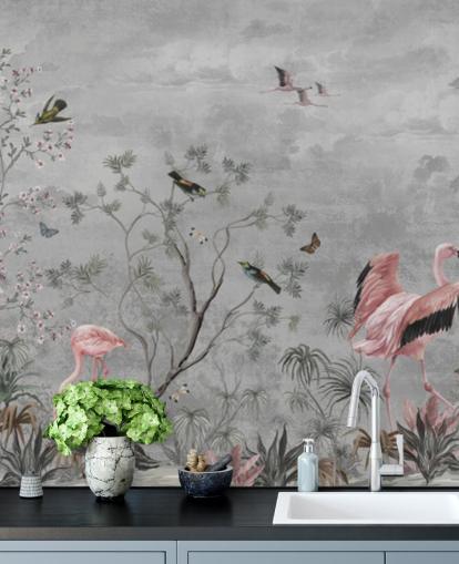 Grå molnig bakgrund med grenar och rosa blommor och flamingo fåglar