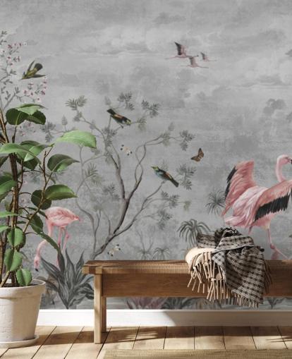 Grauer wolkiger Hintergrund mit Zweigen und rosa Blumen und Flamingo-Vögel