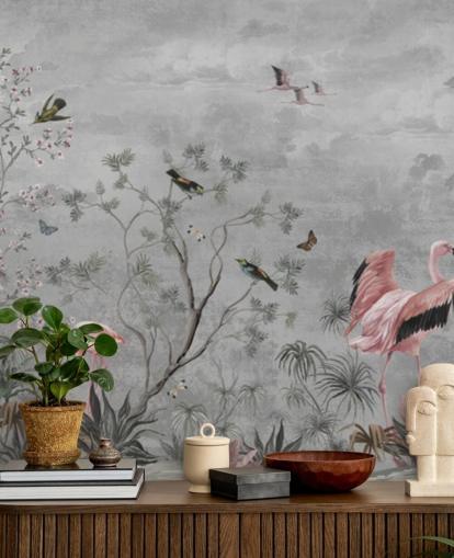 Grå overskyet baggrund med grene og lyserøde blomster og flamingo fugle