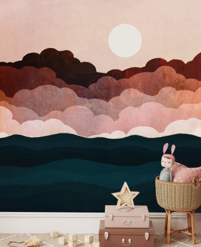 Nubes rosadas y granates en un cielo rosa con un mural marino azul oscuro