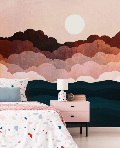 Nubi rosa e marrone rossiccio in un cielo rosa con un murale marino blu scuro