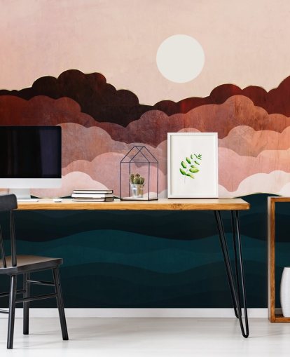 Nubes rosadas y granates en un cielo rosa con un mural marino azul oscuro