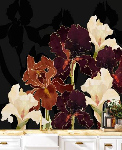 Fond noir avec un mélange de fleurs d'iris violettes, brunes et blanches