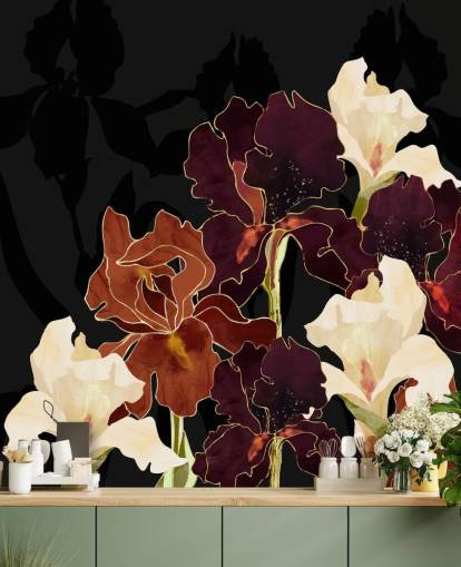 Sfondo nero con una miscela di fiori di iris viola, marroni e bianchi