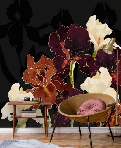 Fondo negro con una mezcla de flores de iris moradas, marrones y blancas Fondo negro con una mezcla de flores de iris moradas, marrones y blancas