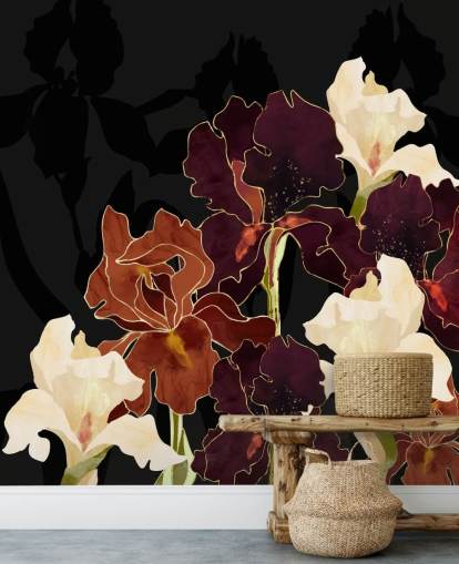 Fond noir avec un mélange de fleurs d'iris violettes, brunes et blanches