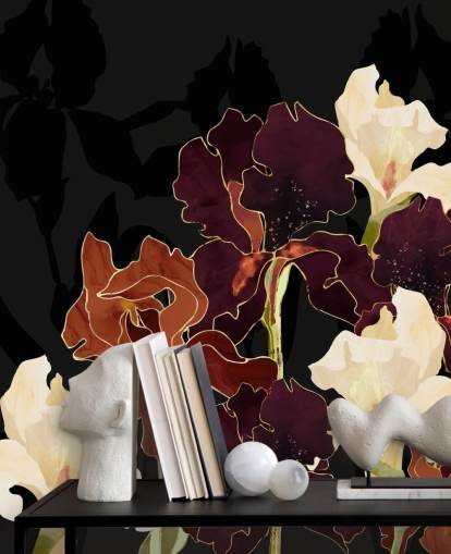 Fundo preto com uma mistura de flores de íris roxas, marrons e brancas