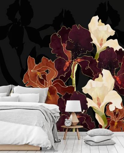 Sfondo nero con una miscela di fiori di iris viola, marroni e bianchi Sfondo nero con una miscela di fiori di iris viola, marroni e bianchi
