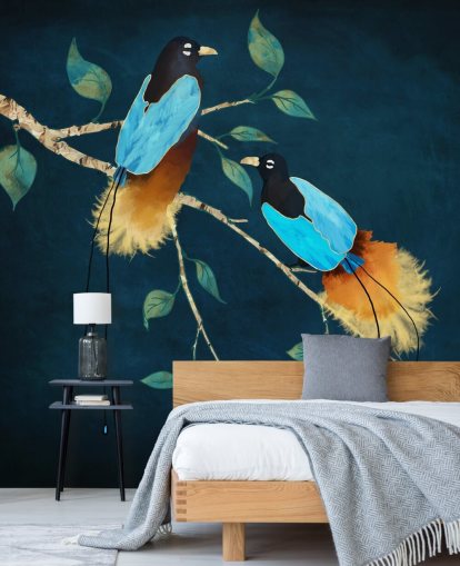 Pájaros azules y dorados en una rama con hojas verdes sobre un fondo azul oscuro