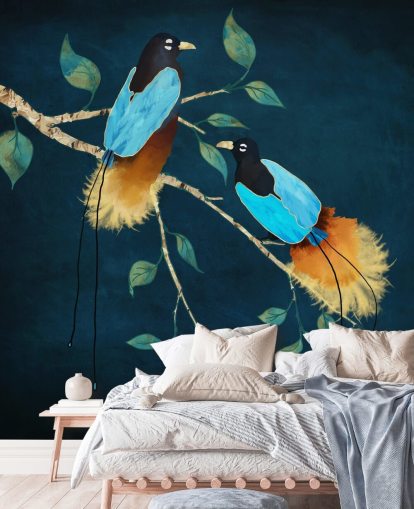 Oiseaux bleus et dorés sur une branche avec des feuilles vertes sur fond bleu foncé