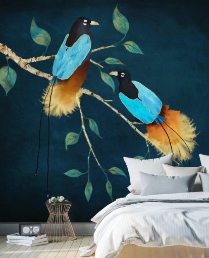 Pássaros azuis e dourados em um galho com folhas verdes em um fundo azul escuro Pássaros azuis e dourados em um galho com folhas verdes em um fundo azul escuro