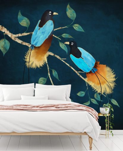 Oiseaux bleus et dorés sur une branche avec des feuilles vertes sur fond bleu foncé