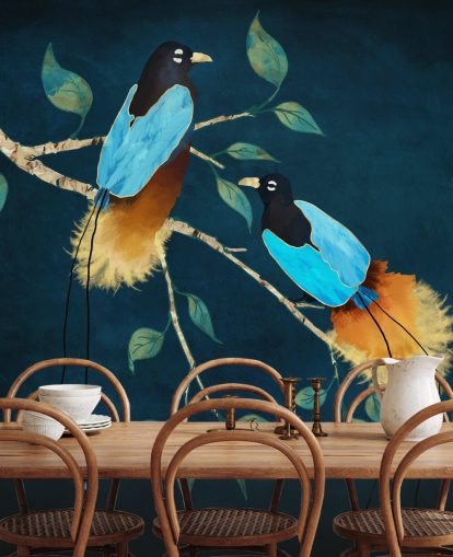 Blaue und goldene Vögel auf einem Ast mit grünen Blättern auf dunkelblauem Hintergrund