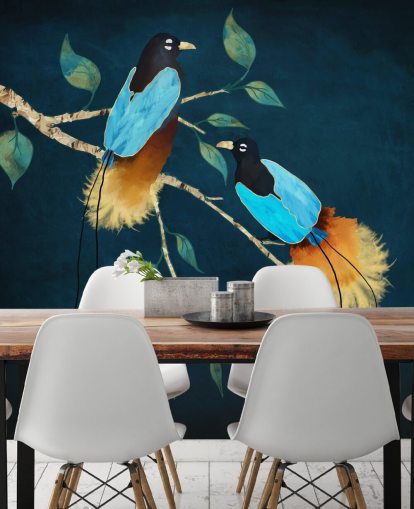 Oiseaux bleus et dorés sur une branche avec des feuilles vertes sur fond bleu foncé Oiseaux bleus et dorés sur une branche avec des feuilles vertes sur fond bleu foncé