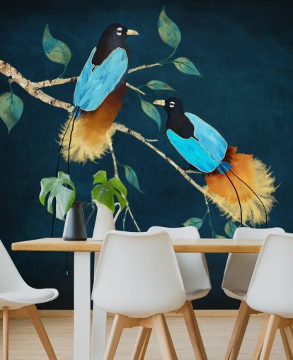 Pájaros azules y dorados en una rama con hojas verdes sobre un fondo azul oscuro Pájaros azules y dorados en una rama con hojas verdes sobre un fondo azul oscuro