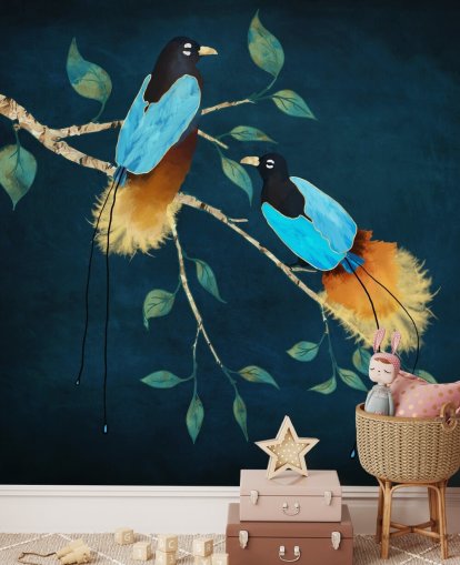 Blauwe en gouden vogels op een tak met groene bladeren op een donkerblauwe achtergrond