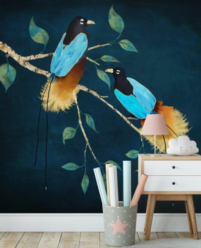 Blaue und goldene Vögel auf einem Ast mit grünen Blättern auf dunkelblauem Hintergrund Blaue und goldene Vögel auf einem Ast mit grünen Blättern auf dunkelblauem Hintergrund