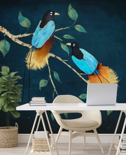 Blauwe en gouden vogels op een tak met groene bladeren op een donkerblauwe achtergrond