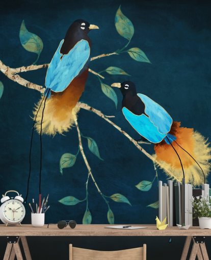 Pássaros azuis e dourados em um galho com folhas verdes em um fundo azul escuro Pássaros azuis e dourados em um galho com folhas verdes em um fundo azul escuro