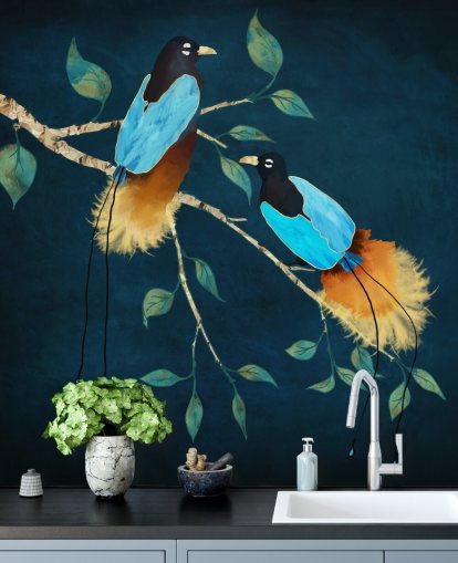 Oiseaux bleus et dorés sur une branche avec des feuilles vertes sur fond bleu foncé