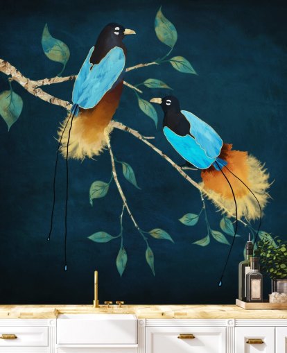 Blauwe en gouden vogels op een tak met groene bladeren op een donkerblauwe achtergrond