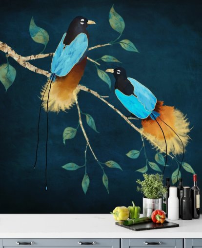 Pássaros azuis e dourados em um galho com folhas verdes em um fundo azul escuro Pássaros azuis e dourados em um galho com folhas verdes em um fundo azul escuro