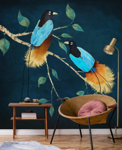 Pájaros azules y dorados en una rama con hojas verdes sobre un fondo azul oscuro Pájaros azules y dorados en una rama con hojas verdes sobre un fondo azul oscuro