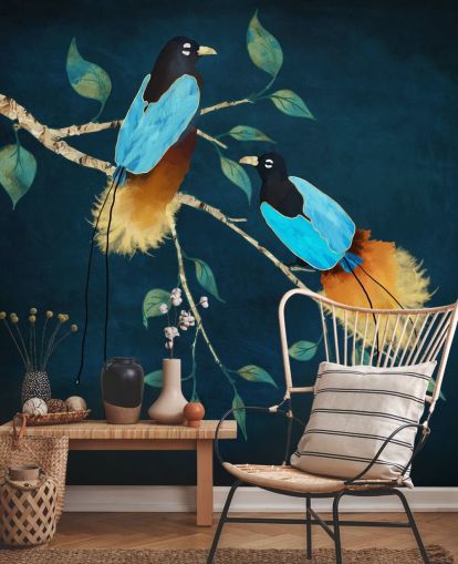 Oiseaux bleus et dorés sur une branche avec des feuilles vertes sur fond bleu foncé Oiseaux bleus et dorés sur une branche avec des feuilles vertes sur fond bleu foncé