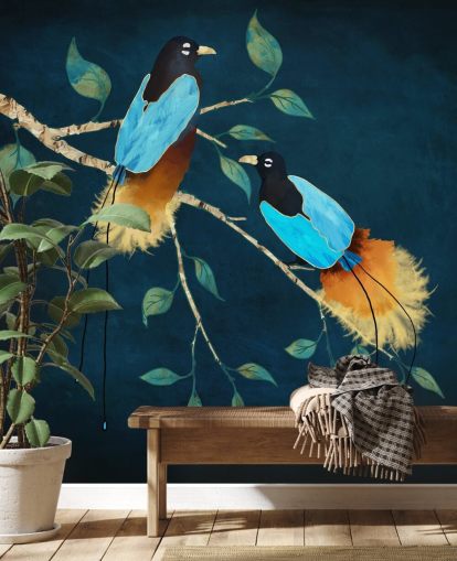 Blaue und goldene Vögel auf einem Ast mit grünen Blättern auf dunkelblauem Hintergrund