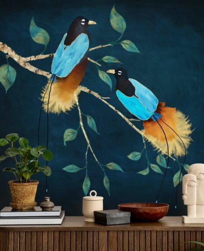 Oiseaux bleus et dorés sur une branche avec des feuilles vertes sur fond bleu foncé Oiseaux bleus et dorés sur une branche avec des feuilles vertes sur fond bleu foncé