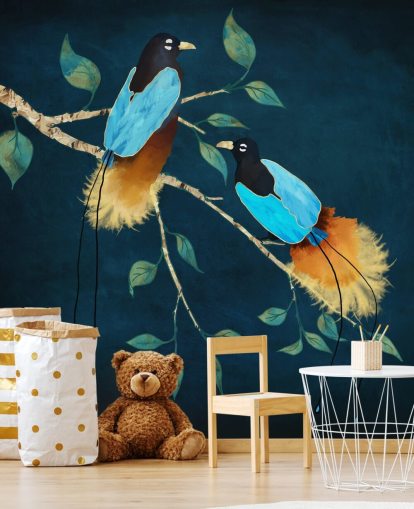 Oiseaux bleus et dorés sur une branche avec des feuilles vertes sur fond bleu foncé Oiseaux bleus et dorés sur une branche avec des feuilles vertes sur fond bleu foncé