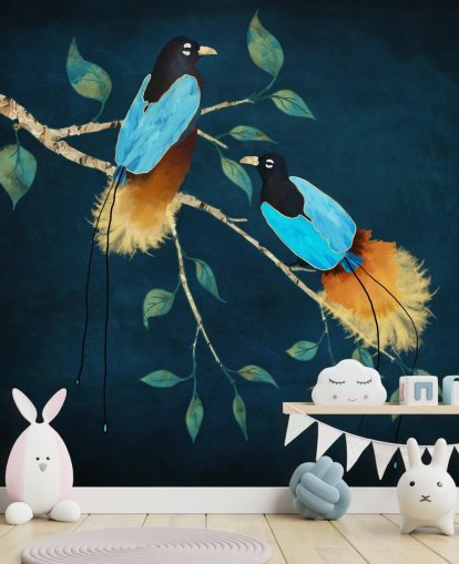 Blaue und goldene Vögel auf einem Ast mit grünen Blättern auf dunkelblauem Hintergrund