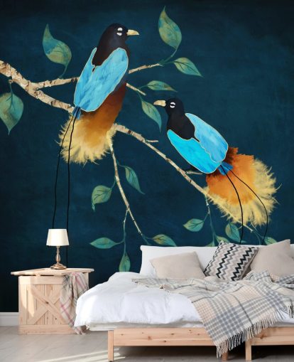 Blauwe en gouden vogels op een tak met groene bladeren op een donkerblauwe achtergrond