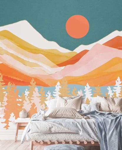 Oranje en gele bergen en bos met blauwblauwe lucht en oranje zon