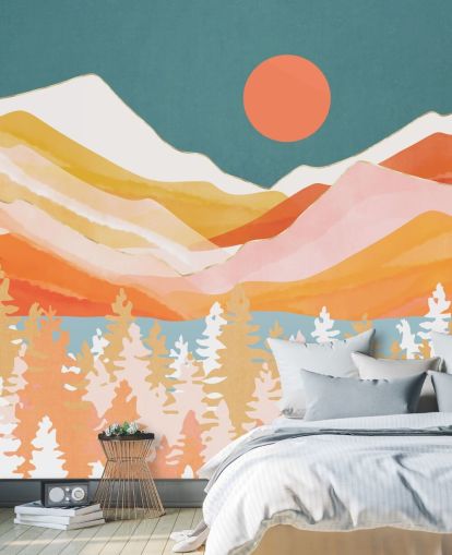 Orange und gelbe Berge und Wald mit blaugrünem Himmel und orangefarbener Sonne