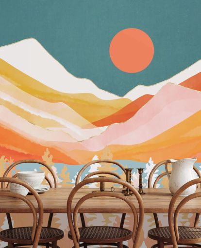 Orange und gelbe Berge und Wald mit blaugrünem Himmel und orangefarbener Sonne